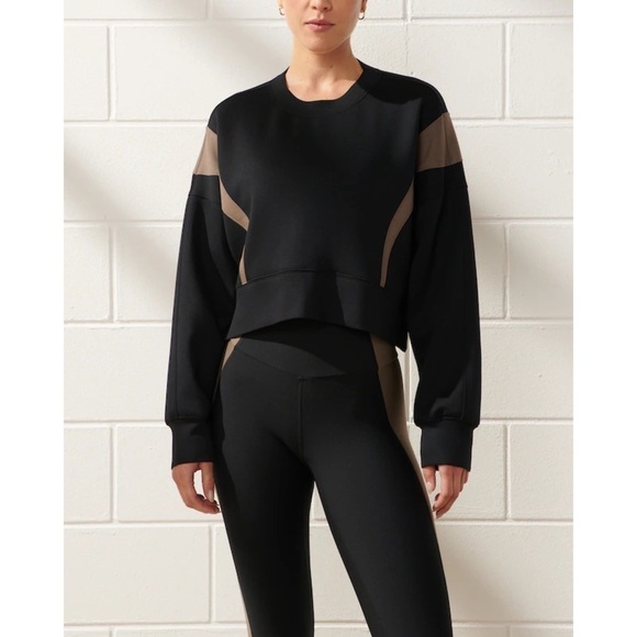 NWT - Abercrombie & Fitch YPB neoKNIT Mini Crew in Dune Colorblock, Size XS - Picture 3 of 13